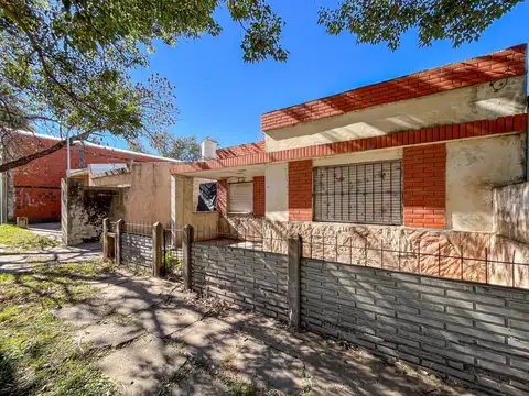 VENTA/ PERMUTA- Casa de 2 dormitorios, cochera y jardín a reciclar- Cañada de Gómez, Santa Fe