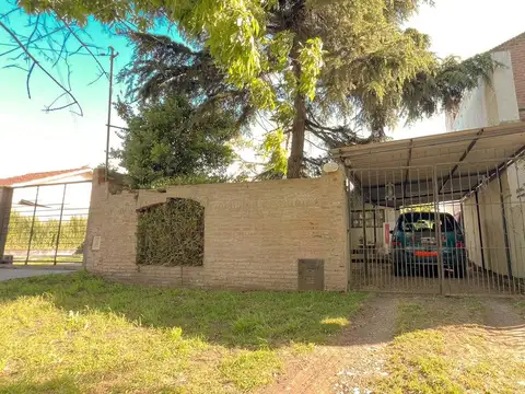VENTA CASA 3 AMBIENTES CON PARQUE LOS PINARES