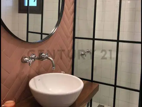 Casa en Alquiler con 2 cocheras