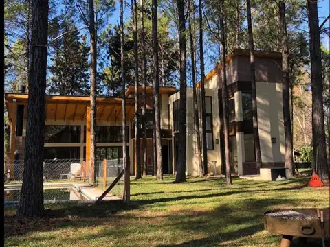 Casa 4 ambientes, gran parque y pileta 872m2 total.