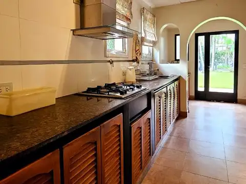 Casa 10 ambientes con 3 baños