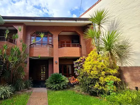 Importante casa de 5 dormitorios en VENTA en lote de 832 m2, zona Parque Guillermina, SMT