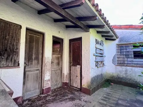 VENTA CASA A RECICLAR 4 AMBIENTES + LOTE MIRAMAR