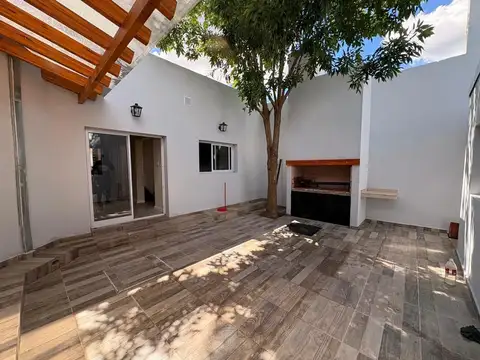 CASA EN VENTA. RECICLADA A NUEVO. EXCELENTE UBICACION