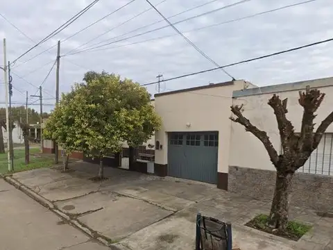 Casa en venta - 2 Dormitorios 1 Baño - Cochera - 335Mts2 - Bragado