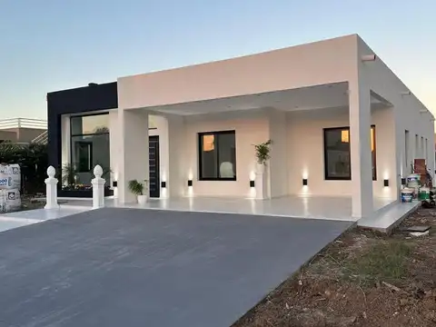 Casa en Alquiler con 2 cocheras