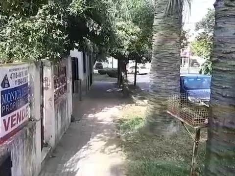 CASA  TRES AMBIENTES A RECICLAR MAS DOS DTOS. AL  FONDO