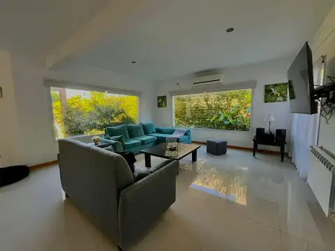 Casa 6 ambientes con 4 baños