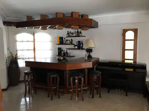 Excelente casa en 2 plantas - 690 m2 construidos sobre lote de 2140 m2