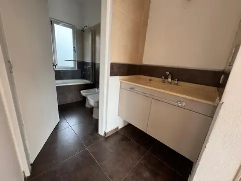 Casa 5 ambientes con 3 baños