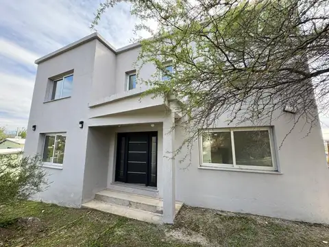 Venta casa cuatro dormitorios con patio en barrio cerrado Lomas del Rey Mayu Sumaj