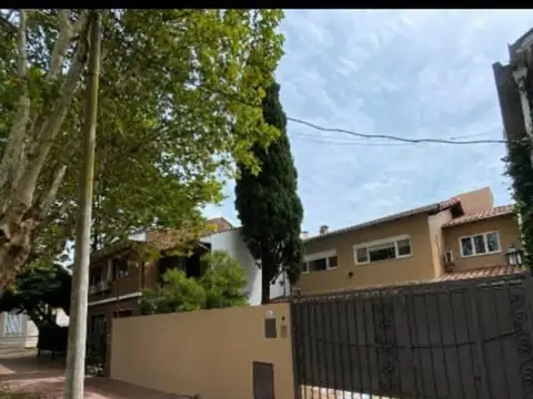 Alquiler anual  (Casa con excelente ubicacion en Acassuso)
