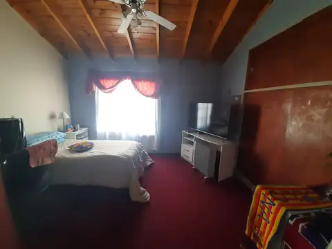 EXCELENTE CASA 8 AMBIENTES CON JARDIN - COCHERA - PILETA Y QUINCHO - U$D 240.000.-