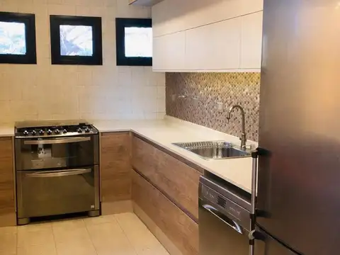 Casa en Alquiler con 2 cocheras