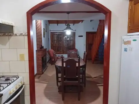 Casa 4 ambientes con 2 baños
