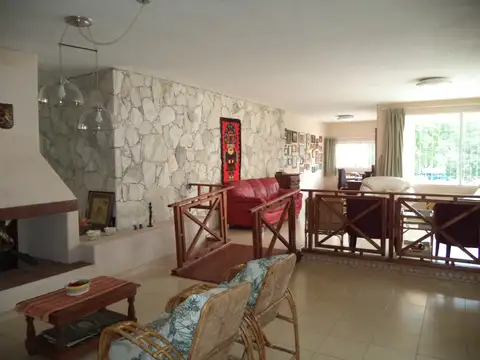 Casa 6 ambientes con 4 baños