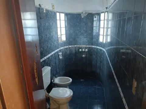 Casa 7 ambientes con 1 baño