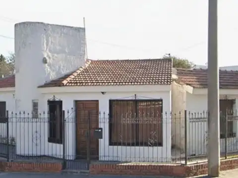 VENTA CASA ESQUINA + LOCAL A METROS UCC