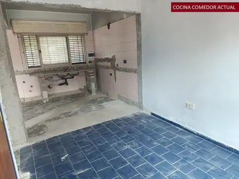 VENTA CASA ESQUINA + LOCAL A METROS UCC