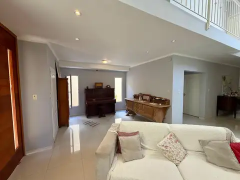 Casa 6 ambientes con 3 baños