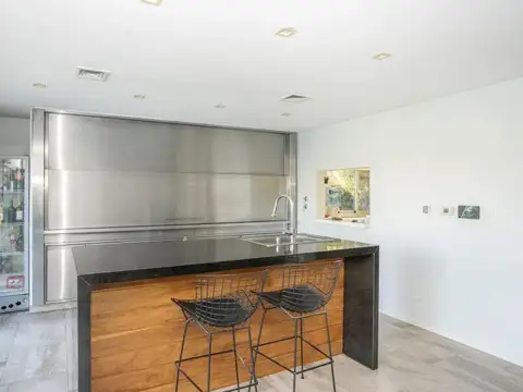 Casa en Venta con 8 cocheras