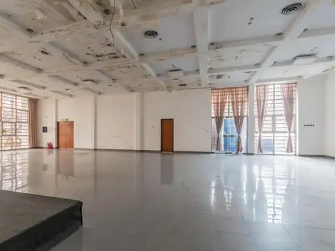 Oficinas, local, salones, cochera para 10 autos.