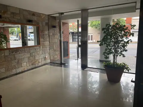 ALQUILO  2 AMB. con patio y bcón C/FRTE  LUMINOSO