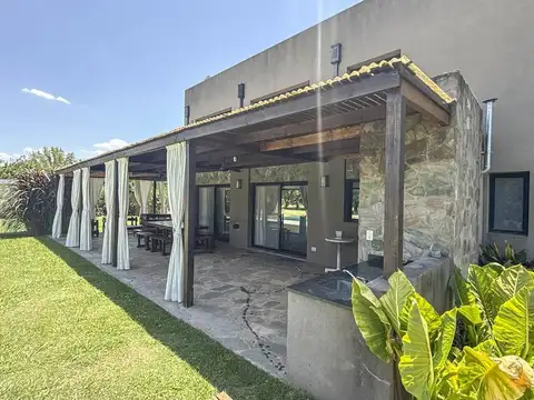 Casa 3 ambientes con 2 baños