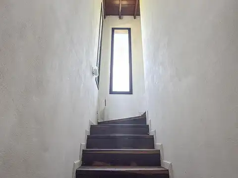 Casa en venta en lote central de Chacras del Molino.
