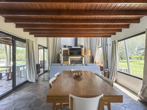Casa en Venta con 3 cocheras