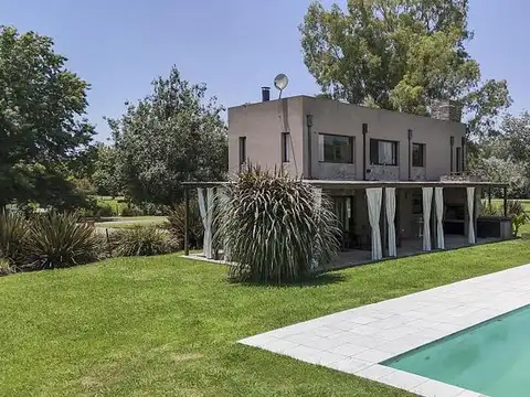 Casa en venta en lote central de Chacras del Molino.