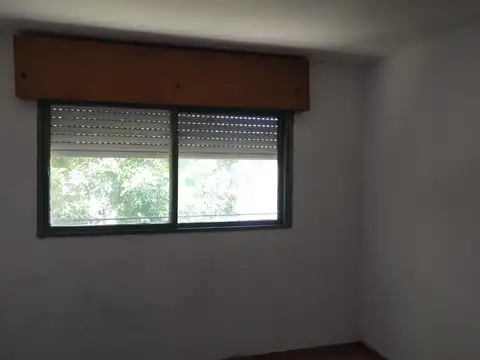 España 3900 casa planta alta, 2 dormitorios, patio. servicios 481-5308