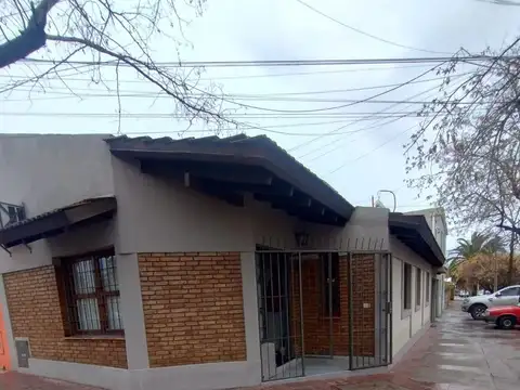 Hermosa casa esquina en venta, Godoy Cruz