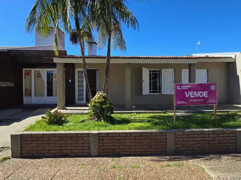 CASA CON LOCAL EN CENTRO DE FEDERACION ENTRE RIOS