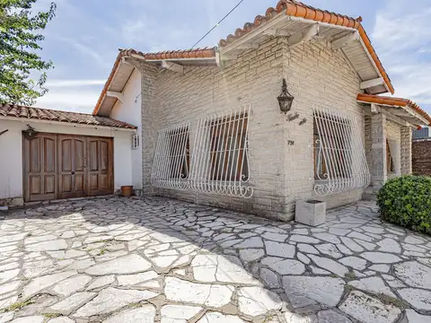VENTA CASA 5 AMBIENTES EN CASTELAR SUR CON PILETA