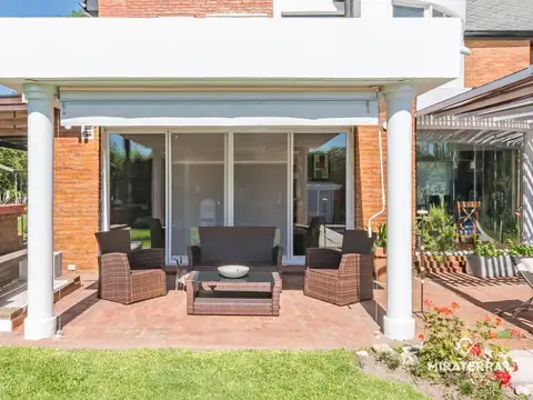 Casa en Venta con 2 cocheras