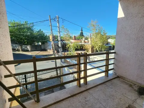 CASA DE DOS PLANTAS. 4 DORM Y 3 BAÑOS. CAPITAL