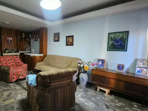 Casa 9 ambientes con 3 baños