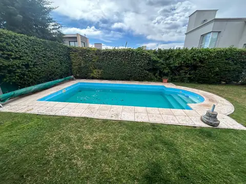 Casa 5 ambientes con 4 baños