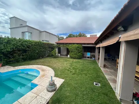 Casa en Venta en Coronel Dorrego, USD 300.000