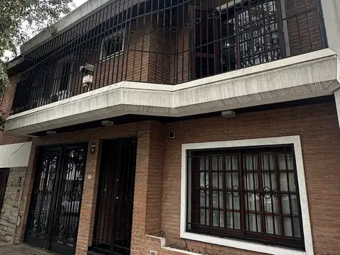 Exclusiva Propiedad de 350 m² con 4 dormitorios, playroom y garage para varios autos en Flores. Caba
