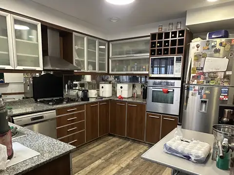 Exclusiva Propiedad de 350 m² con 4 dormitorios, playroom y garage para varios autos en Flores. Caba
