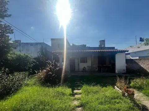 Casa en venta - 3 Dormitorios 1 Baño - 327mts2 - Grand Bourg
