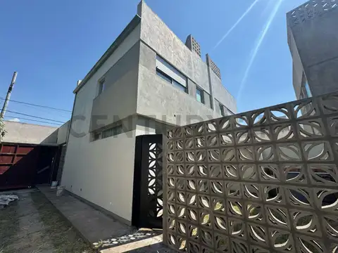 Duplex de 2 dormitorios en venta en Ringuelet