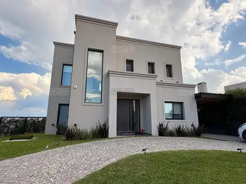 Casa en Venta en San Ramiro Pilar del Este Lote Premium Fondo a Plaza