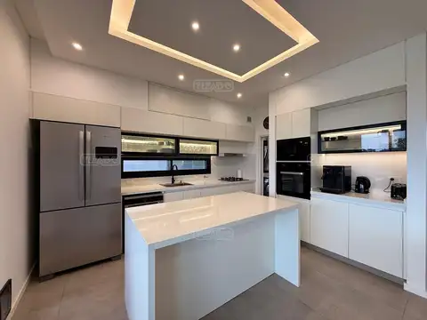 Casa en Venta con 2 cocheras