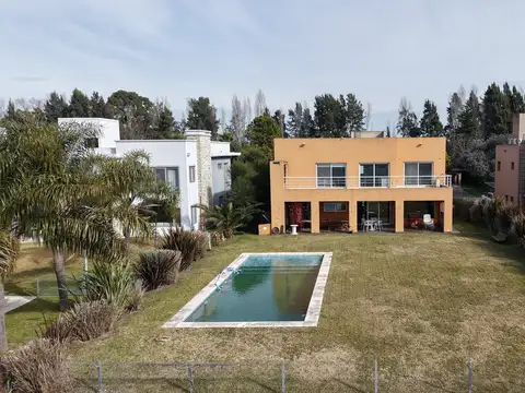 Casa en Venta con 4 cocheras