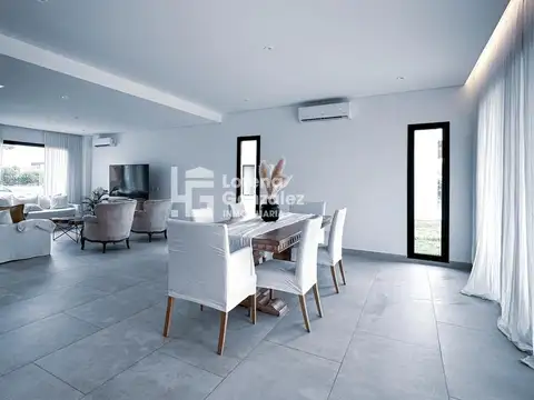 Casa 5 ambientes con 4 baños