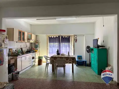 VENTA CASA EN SPEGAZZINI CON 3 LOCALES COMERCIALES