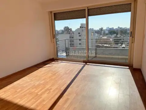 Monoambiente dividido en 2 amb muy amplio con BAULERA.